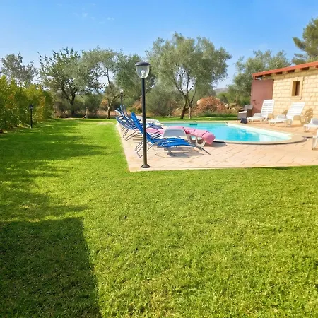 וילה Charming In With Private Pool