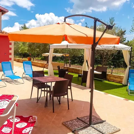 וילה Charming In With Private Pool